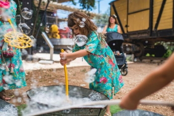 בועות סבון מוזיאון העמק, לגדול